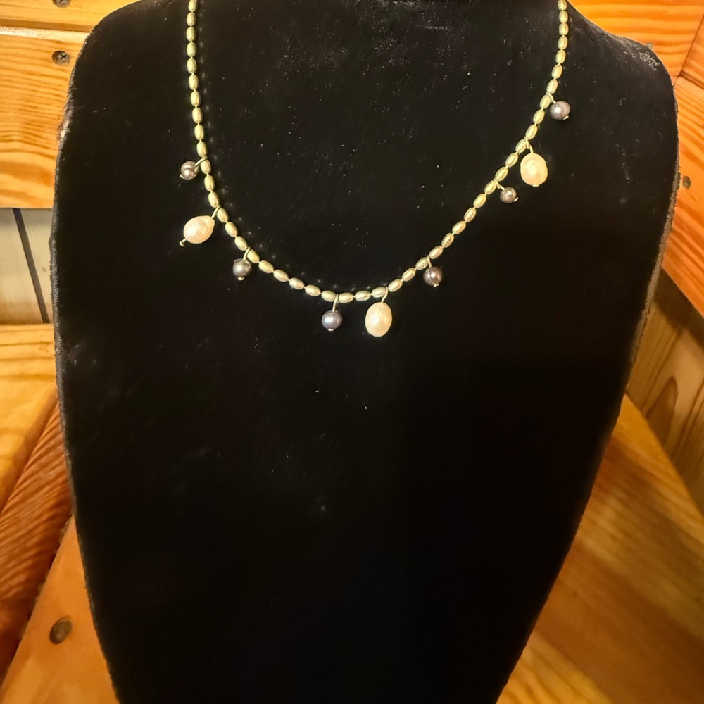 Elegant Gold and Pearl Necklace